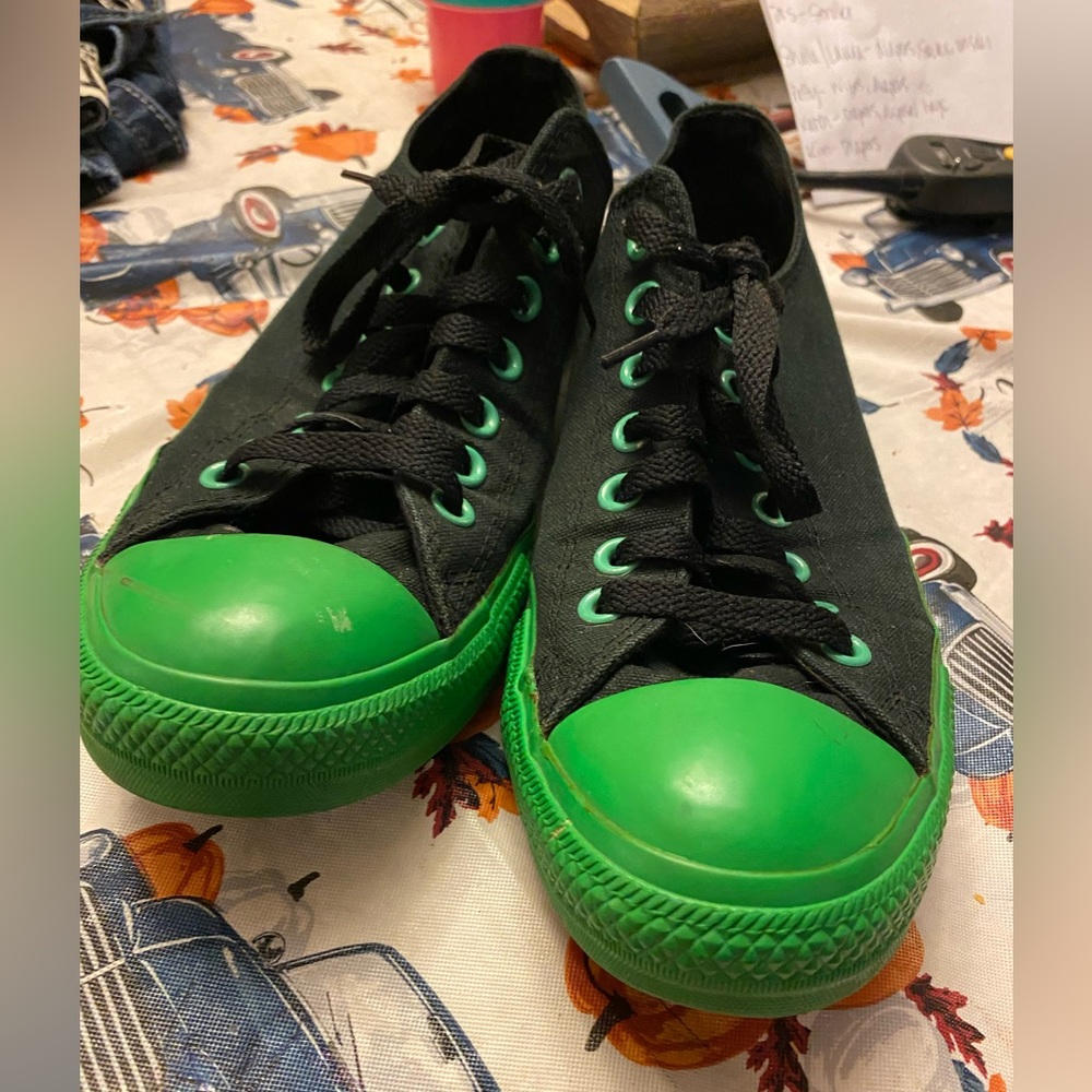 Mens green converse low top. Size 9